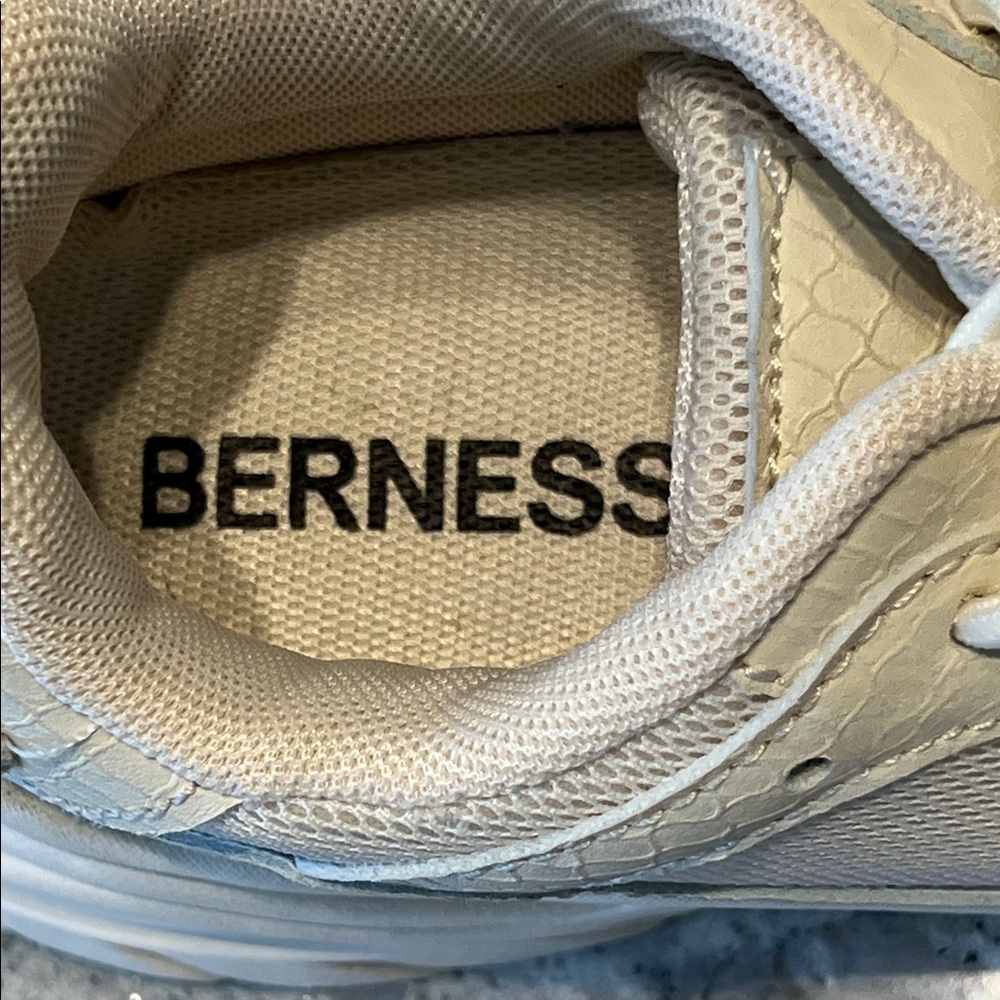 NEW BERNESS Women's Cream Crocodile Cream Athletic Shoes Size 6 - Picture 2 of 12